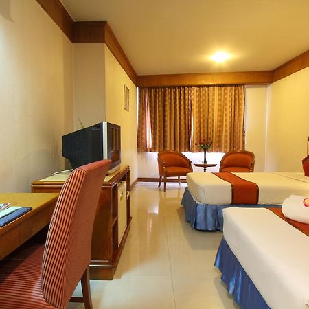 Silom Avenue Inn Bangkok Bagian luar foto